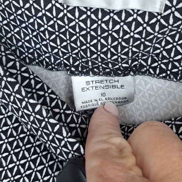 Van Heusen Black and White Patterned Capris Women's 10 #212 - Picture 5 of 7